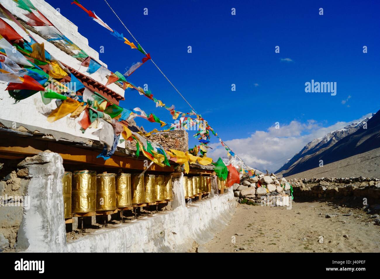 Monastère tibétain roues de prière et les drapeaux de prières au camp de base en tibétain, camp de base de l'Everest Banque D'Images