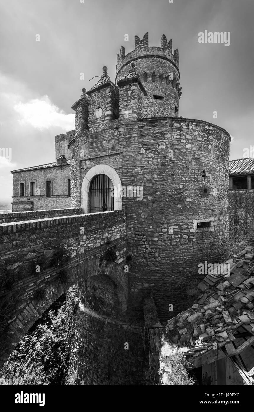 Nazzano (Rome, Italie) - un petit village dans la province de Rome, le long du Tibre avec un vieux centre historique et un château médiéval abandonné Banque D'Images