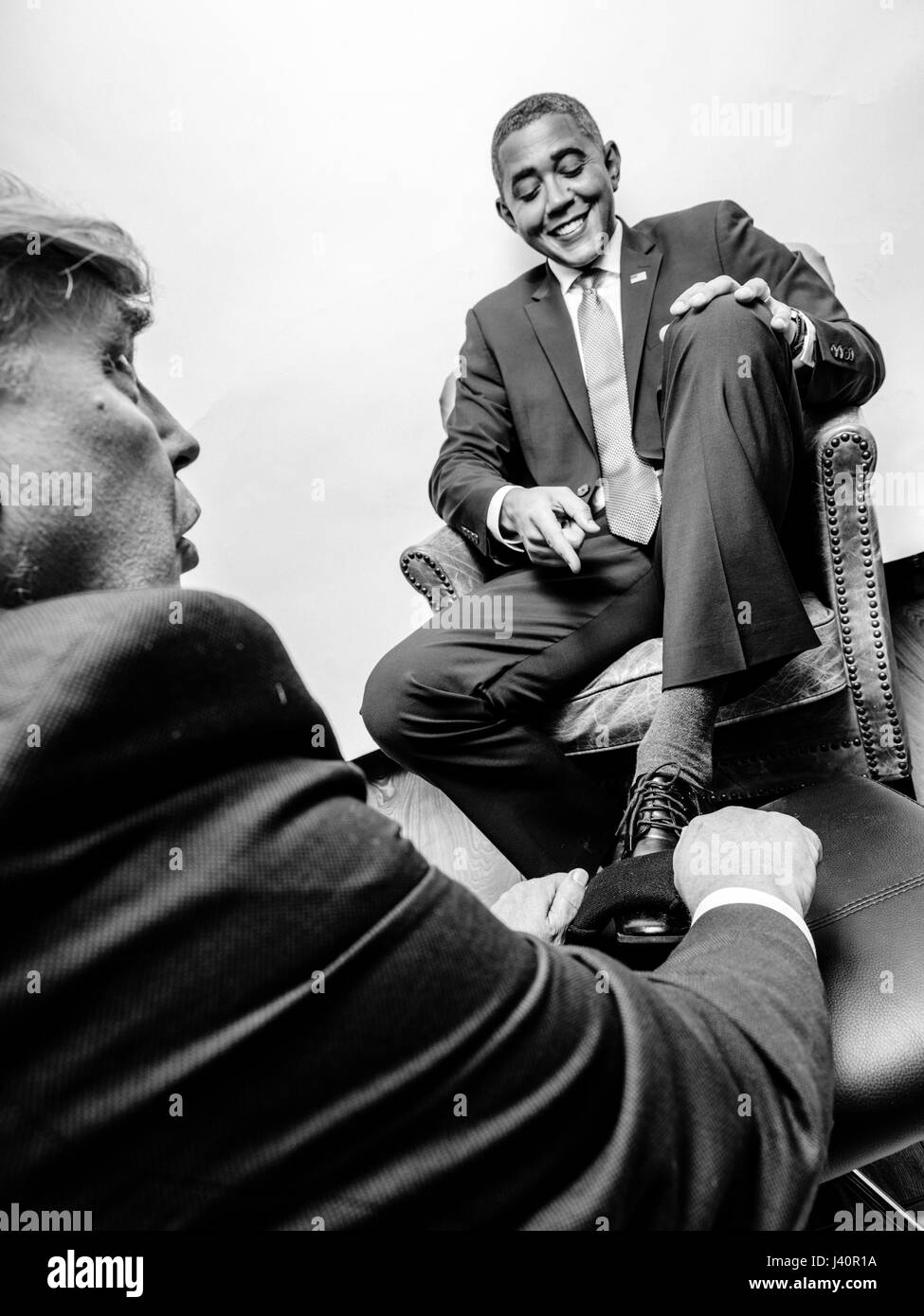 Le président Donald J. Trump le polissage les chaussures de l'ancien président américain Barack Obama. Les deux assimilés participaient à une séance photo à Hong Kong. Banque D'Images