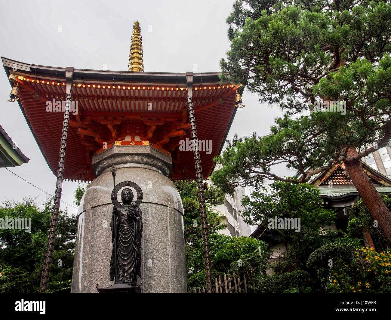 Pagoda et bénédiction statue bouddhique, Shitsuenji Temple, Hiroo, Shibuya, Tokyo, Japon Banque D'Images