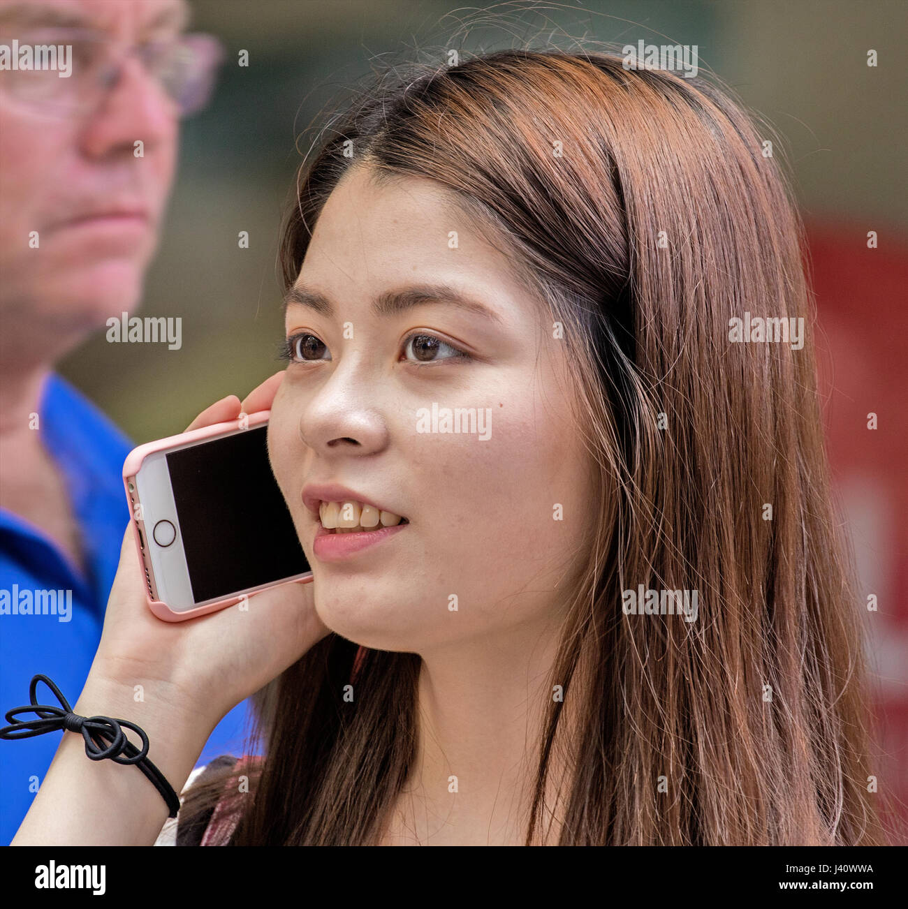 Asian girl/woman taking on mobile phone Banque D'Images