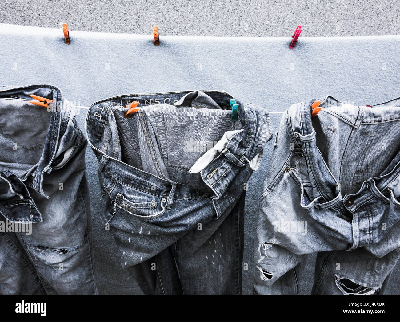 Jeans en denim délavé sur ligne de lavage Photo Stock - Alamy