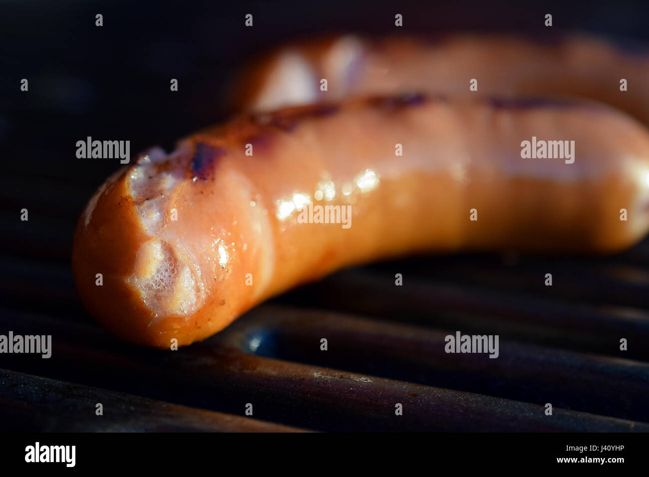 Close up de deux saucisses sur Barbecue grill. L'accent sur le premier plan. Banque D'Images