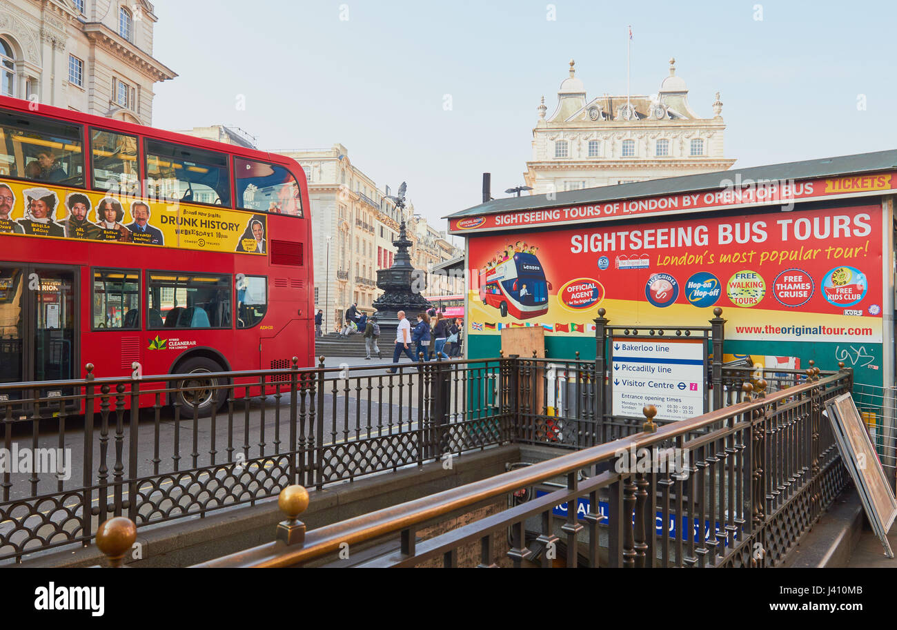 Sightseeing bus tours publicité, Piccadilly Circus, Londres, Angleterre Banque D'Images