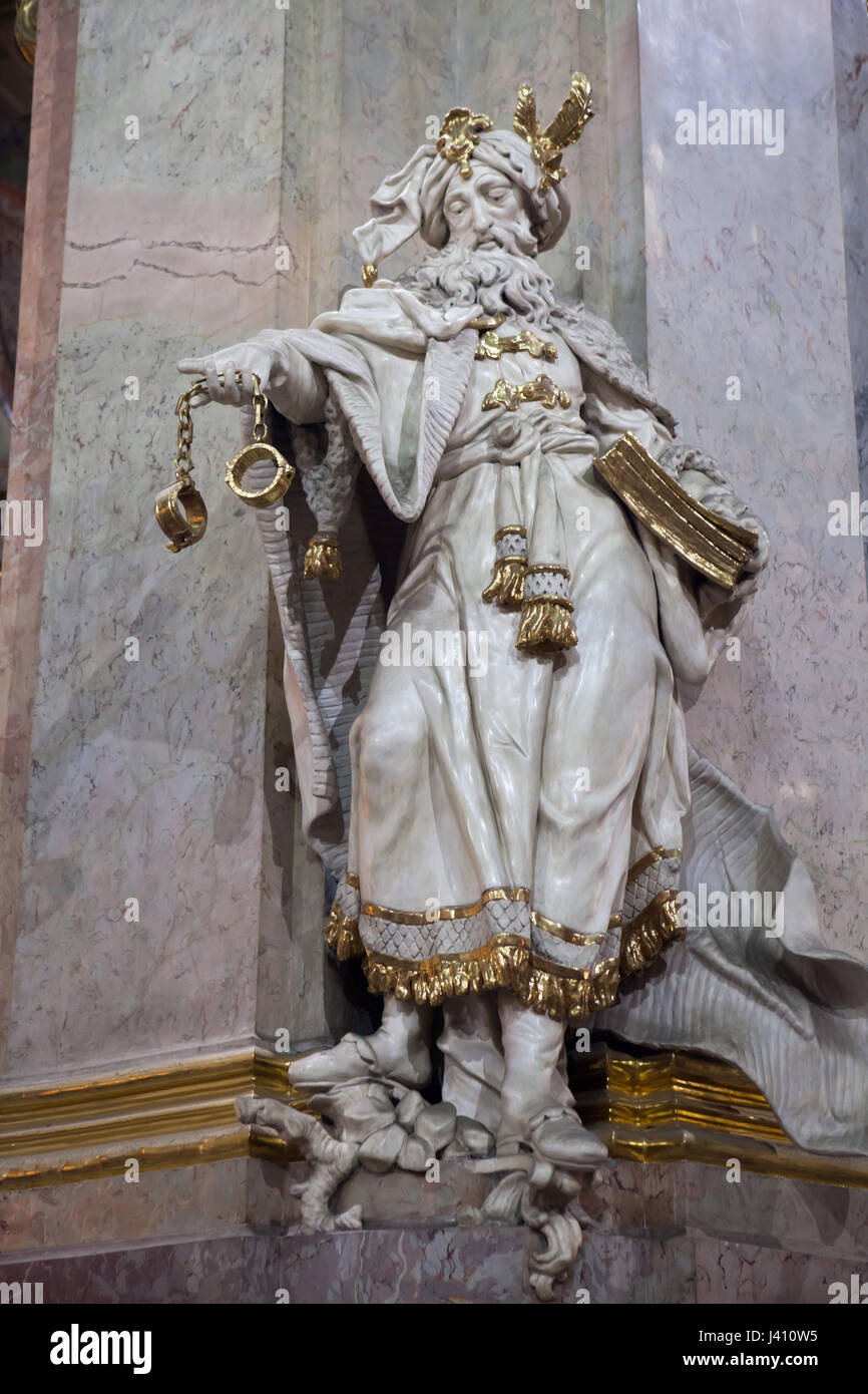 Statue baroque d'un Turk par sculpteur Bohême Franz Ignaz Platzer à Saint Nicholas' Church conçu par l'architecte baroque de Bohême Christoph Dientzenhofer dans Mala Strana (ville basse) à Prague, République tchèque. Banque D'Images