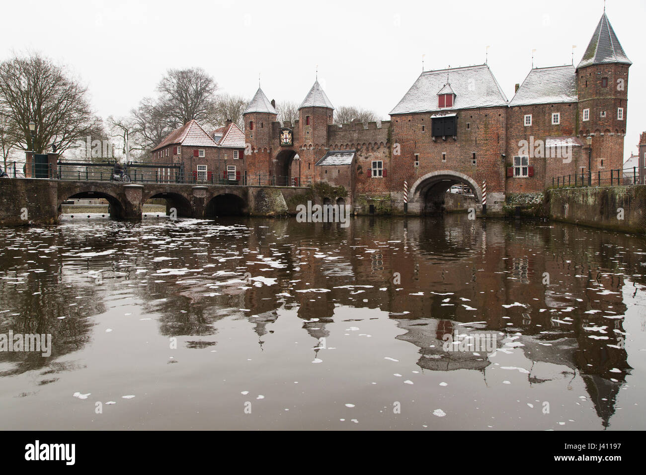 La Koppelpoort à Amersfoort, aux Pays-Bas. La porte médiévale a été ...