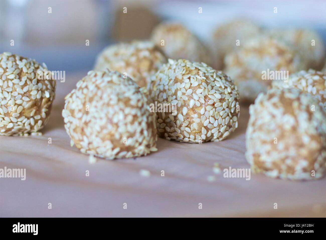 Sésame santé et le beurre d'arachide snack-balls Banque D'Images