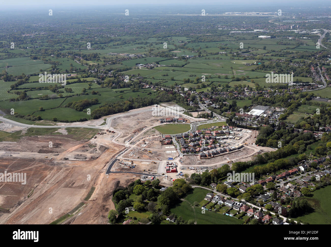 Vue aérienne d'un nouveau développement immobilier à Woodford aérodrome, Cheshire, Royaume-Uni Banque D'Images
