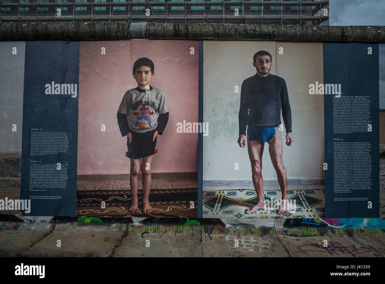 La "guerre contre le mur' Conséquences de la guerre en Syrie par exposition le photographe allemand Kai Weidenhofer qui était affiché sur le mur de Berlin. Banque D'Images