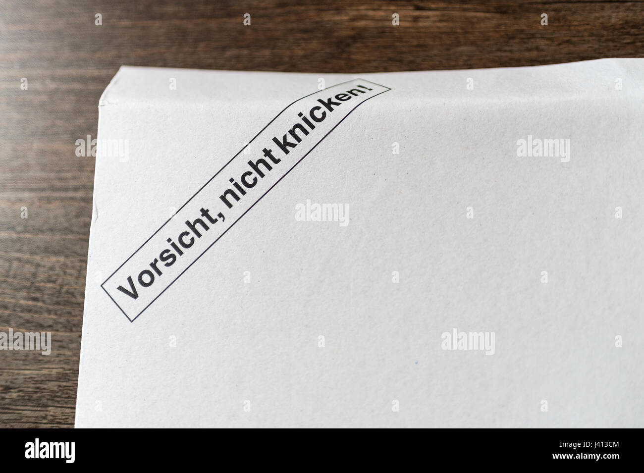 Enveloppe absurdement morose avec texte allemand, traduction : Attention,  ne pas froisser Photo Stock - Alamy