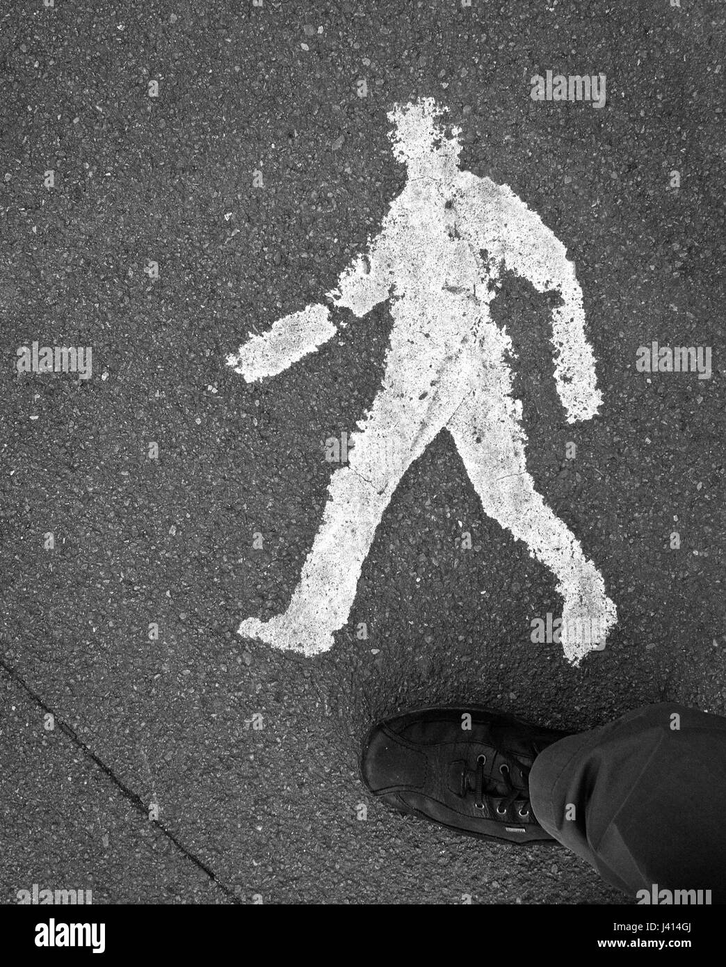 L'homme marche marquage routier, peint avec du vrai pied entrer dans le châssis. Banque D'Images
