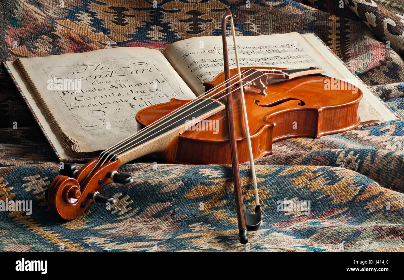 Violon baroque et bow & 18e siècle imprimer l'Op 5 de Corelli sur kilim persan. Focus-stacked encore en vie fenêtre naturelle de la lumière, effet trompe l'oeil Banque D'Images