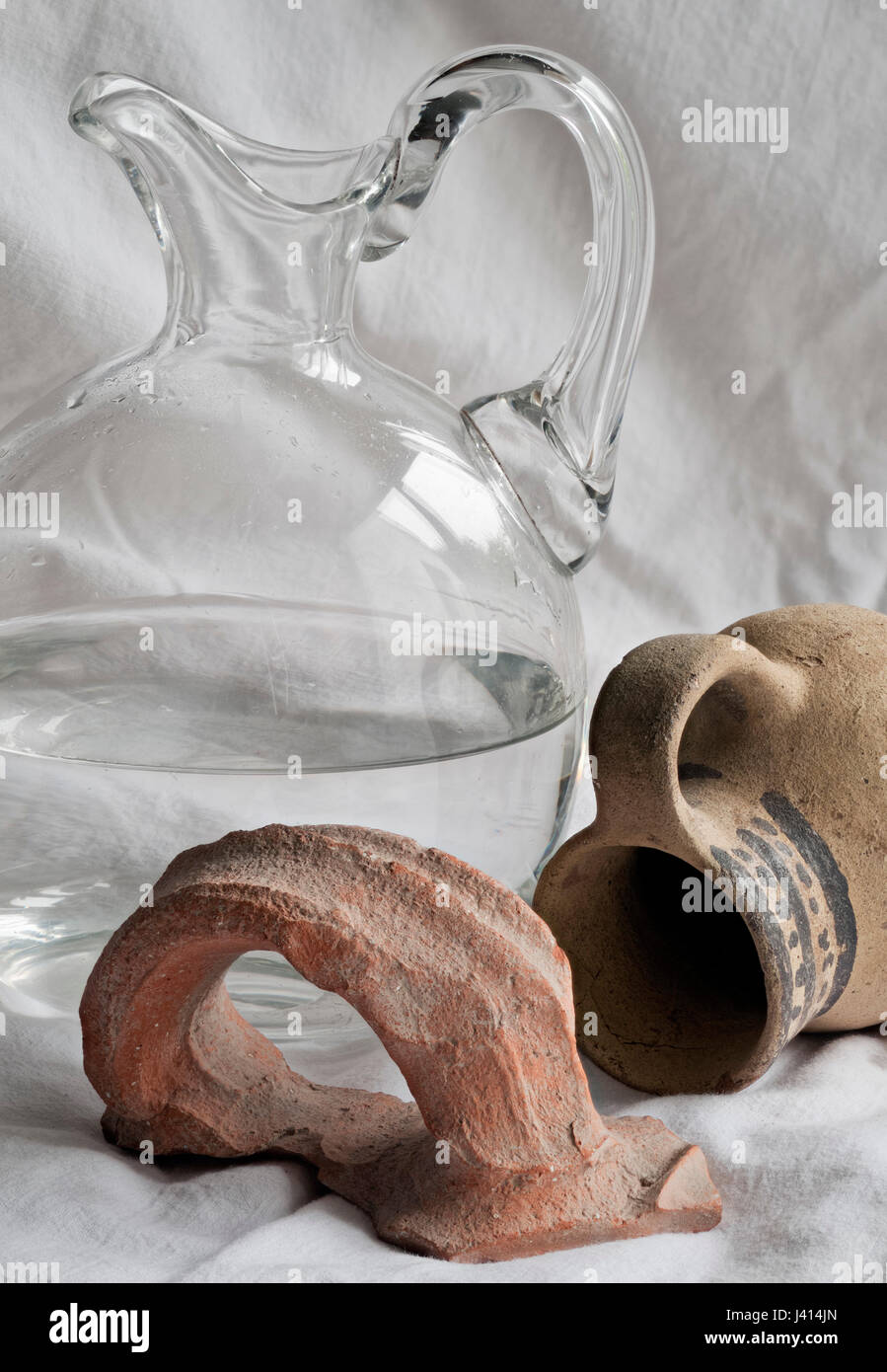 L'accent encore empilées dans la fenêtre de la vie naturelle de la lumière, avec trois manches contrastés : aiguière en verre, pot pré-colombiennes du Pérou et en grec ancien jar.. Banque D'Images