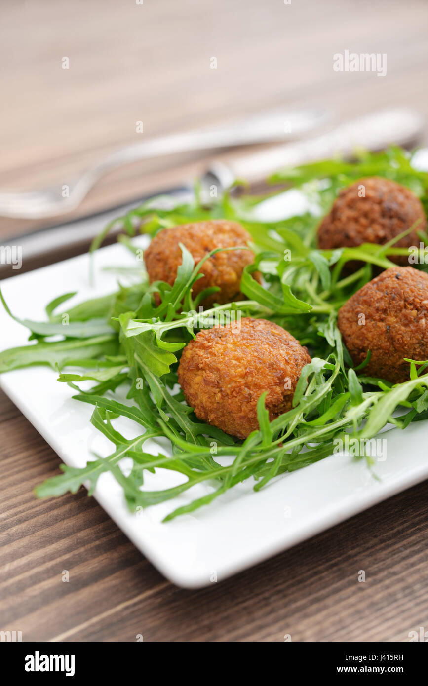Falafel végétarien frais avec roquette sur gros plan de la plaque Banque D'Images