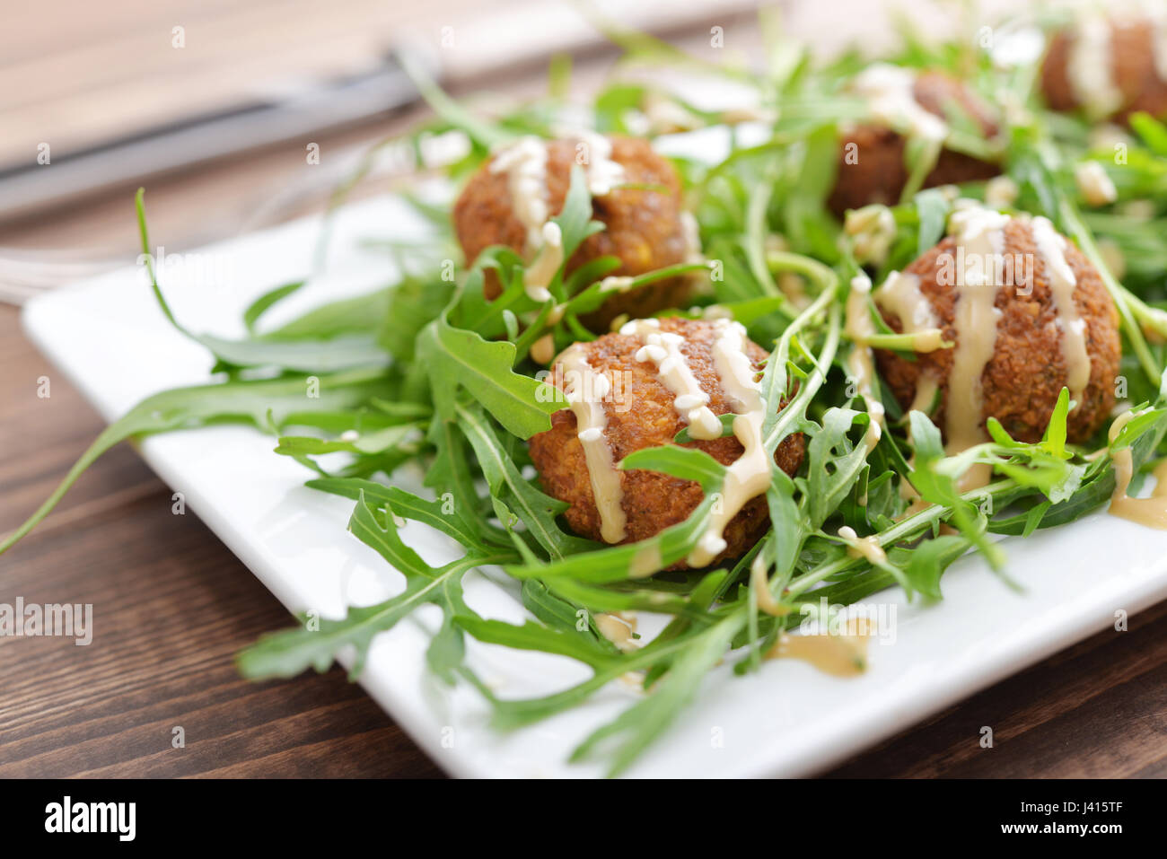 Falafel végétarien frais avec roquette sur gros plan de la plaque Banque D'Images