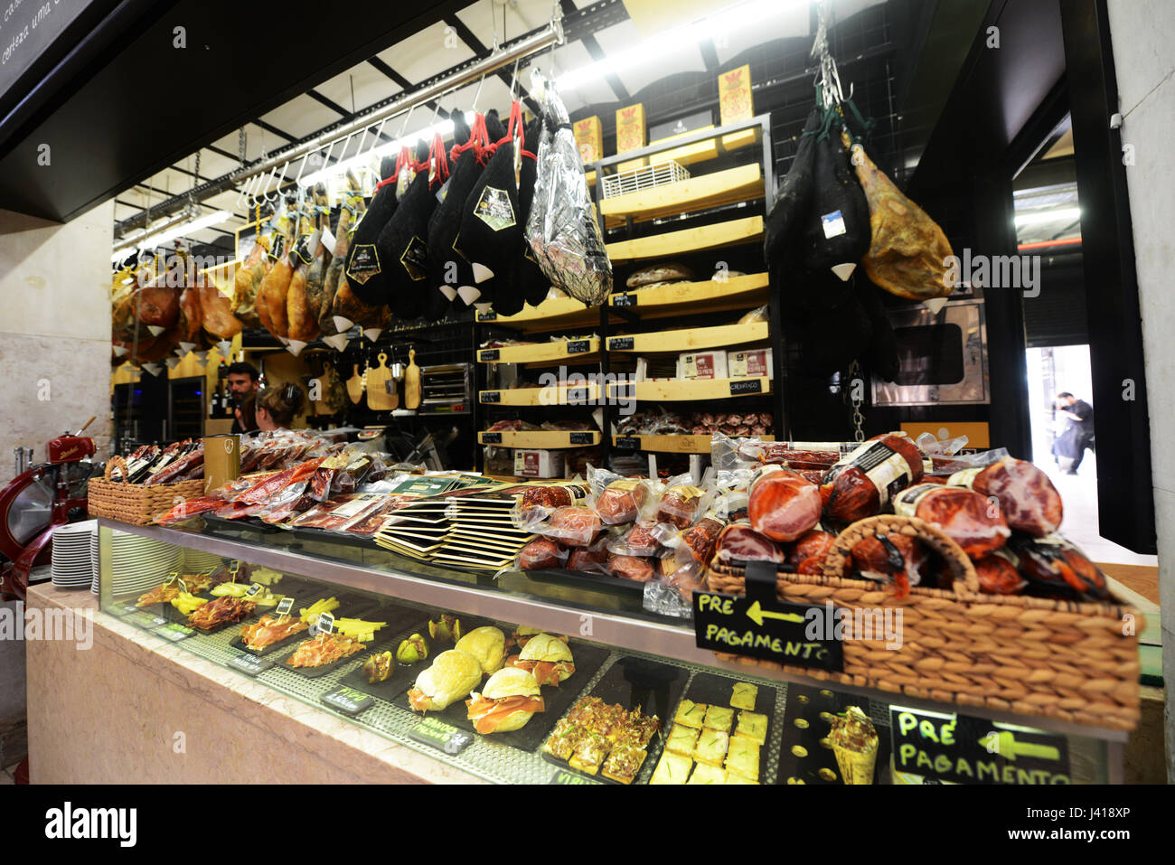 Time Out Lisboa est un marché food hall situé dans le Mercado da Ribeira à Cais do Sodré à Lisbonne, Portugal. Banque D'Images