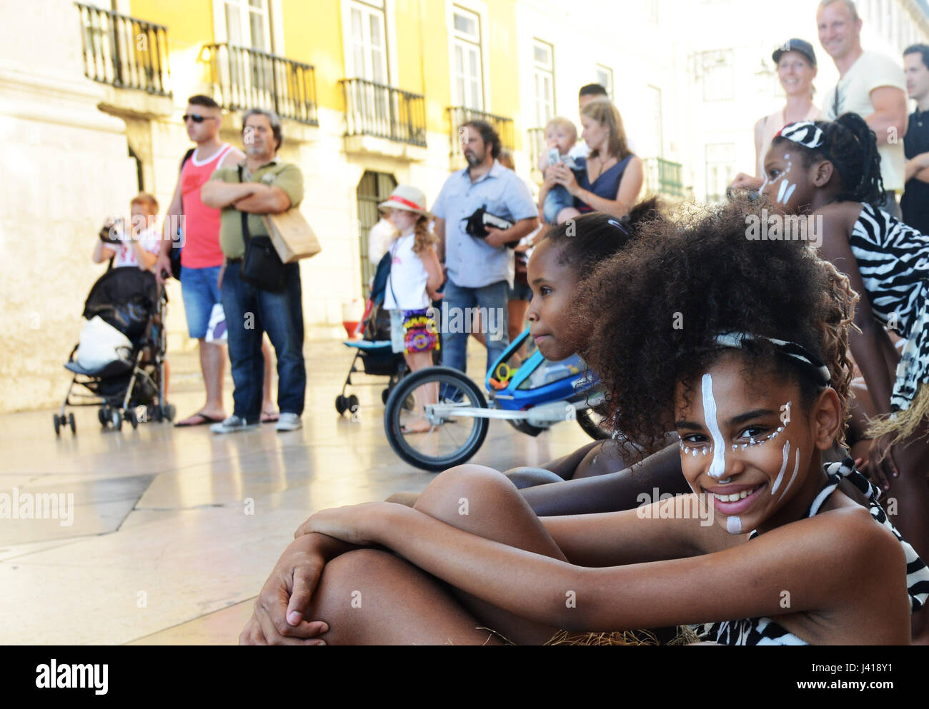 L'Afrique portugaise dancers performing décent dans le centre-ville de Lisbonne. Banque D'Images