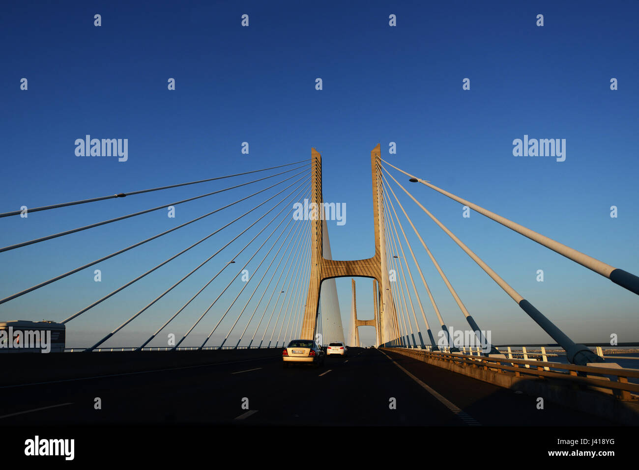 Pont Vasco de Gama qui enjambe le Tage dans la région de Parque das Nações de Lisbonne Portugal Banque D'Images