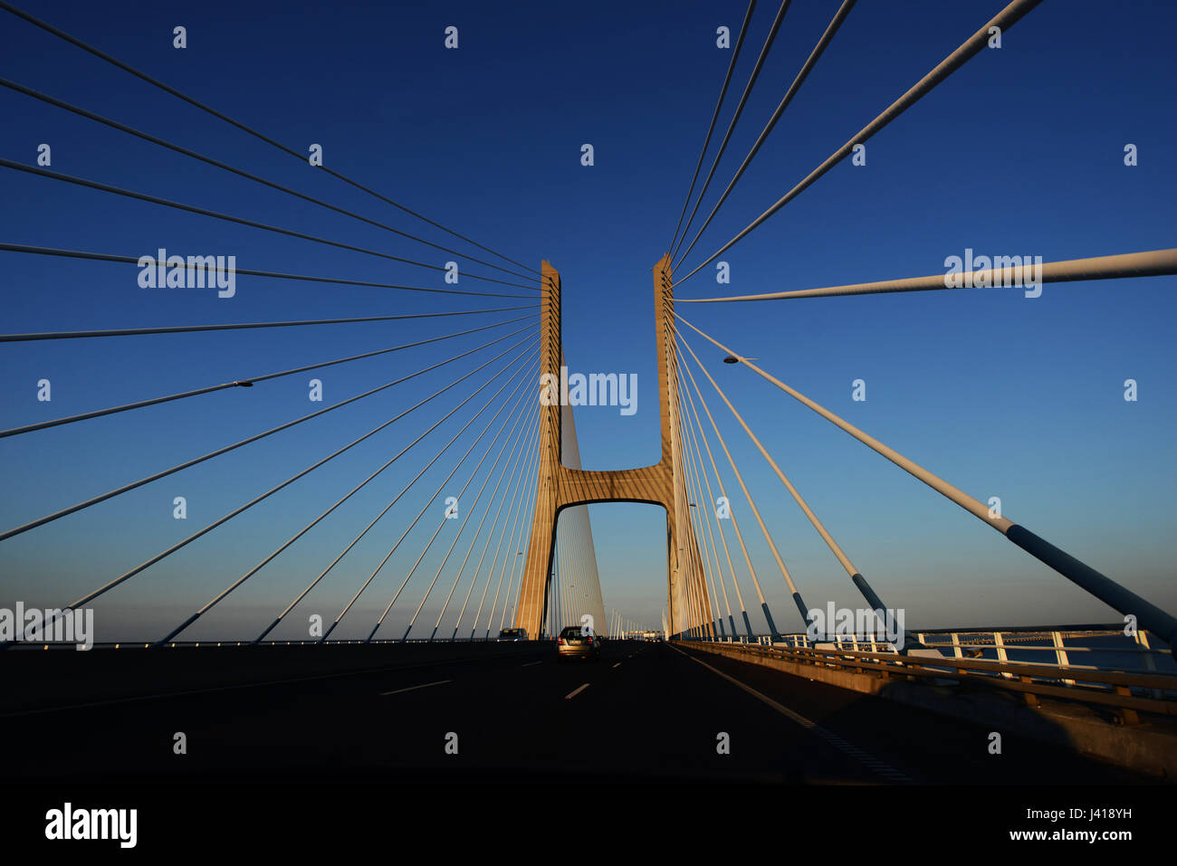 Pont Vasco de Gama qui enjambe le Tage dans la région de Parque das Nações de Lisbonne Portugal Banque D'Images