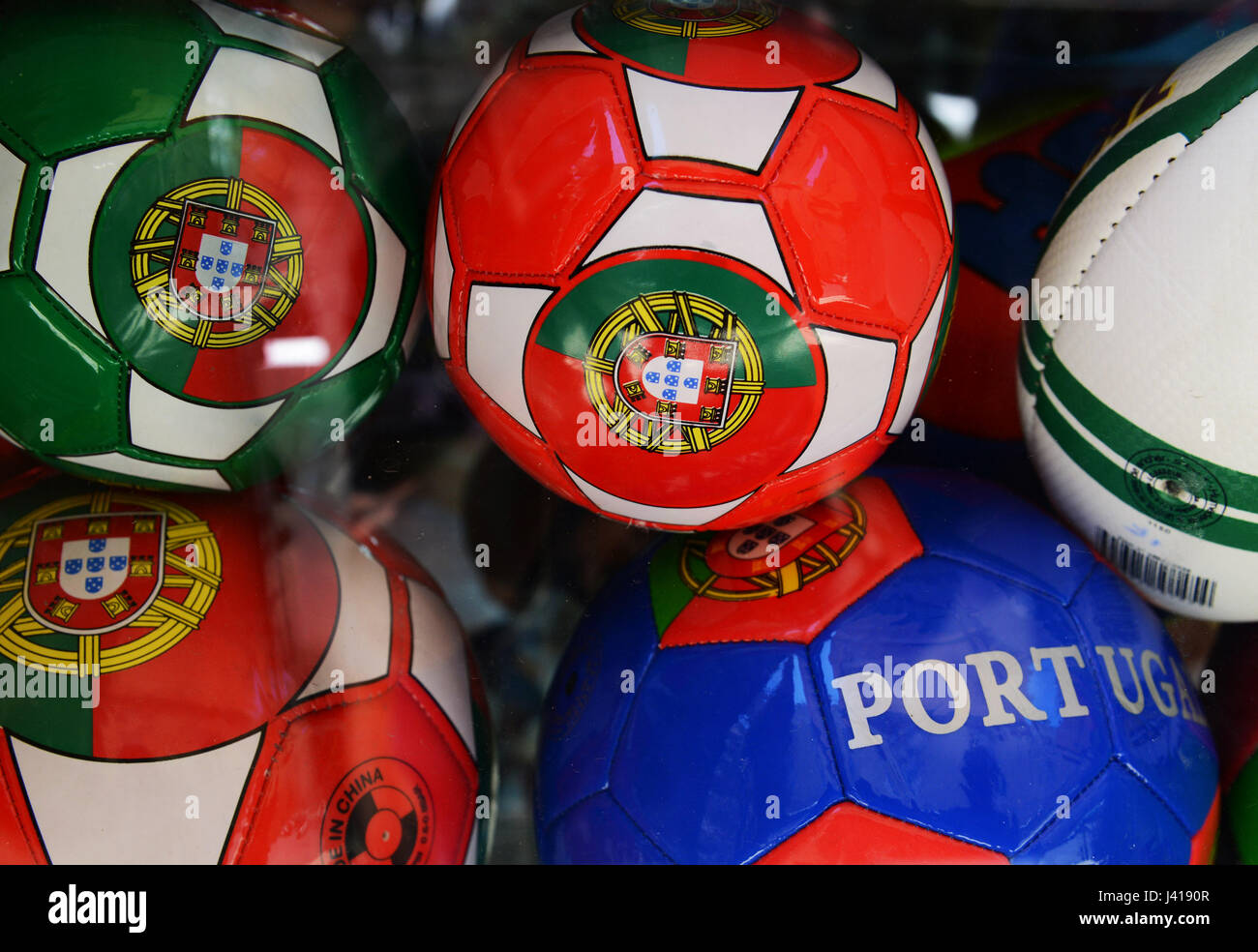 Boules football Portugal vendus comme souvenirs à Lisbonne. Banque D'Images