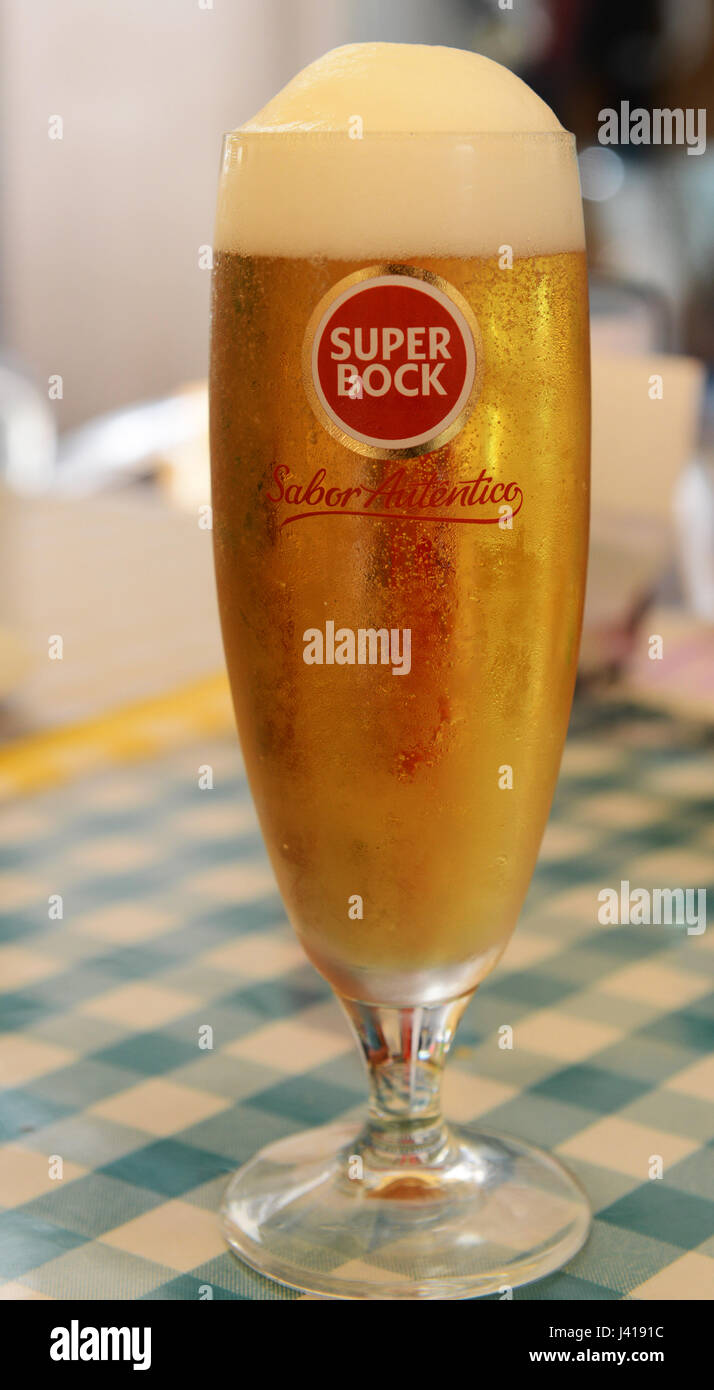 Un verre d'une bière froide Super Bock Photo Stock - Alamy