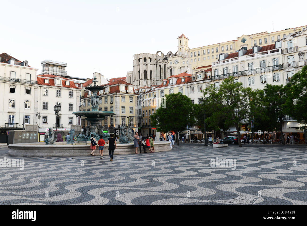 Pavage en mosaïque et fontaine sur la Praça Dom Pedro IV à Lisbonne. Banque D'Images