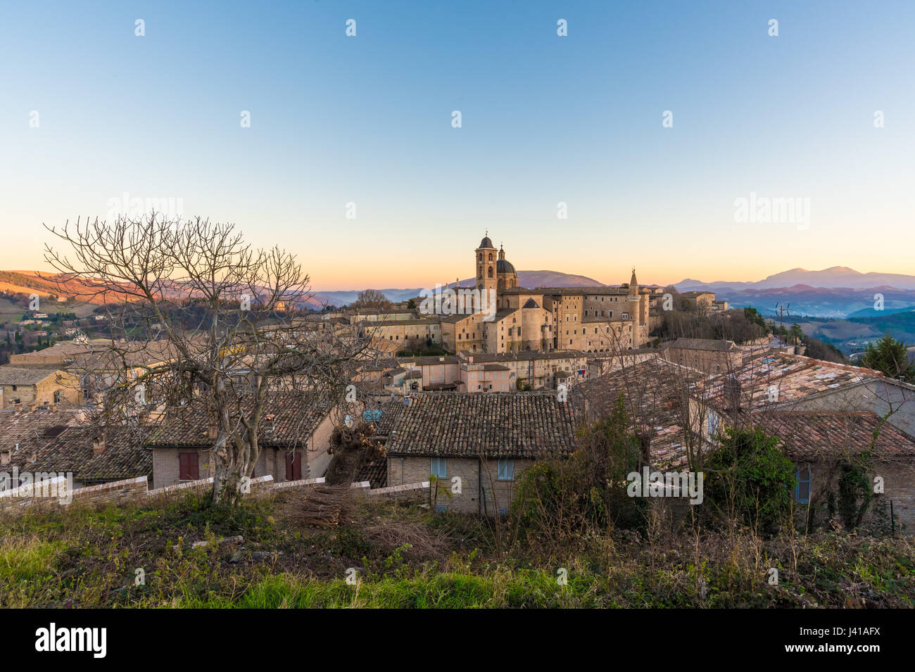 Urbino (Marches, Italie) - une ville fortifiée dans la région des Marches de l'Italie, un site du patrimoine mondial remarquable pour un remarquable héritage historique de Renaissance Banque D'Images