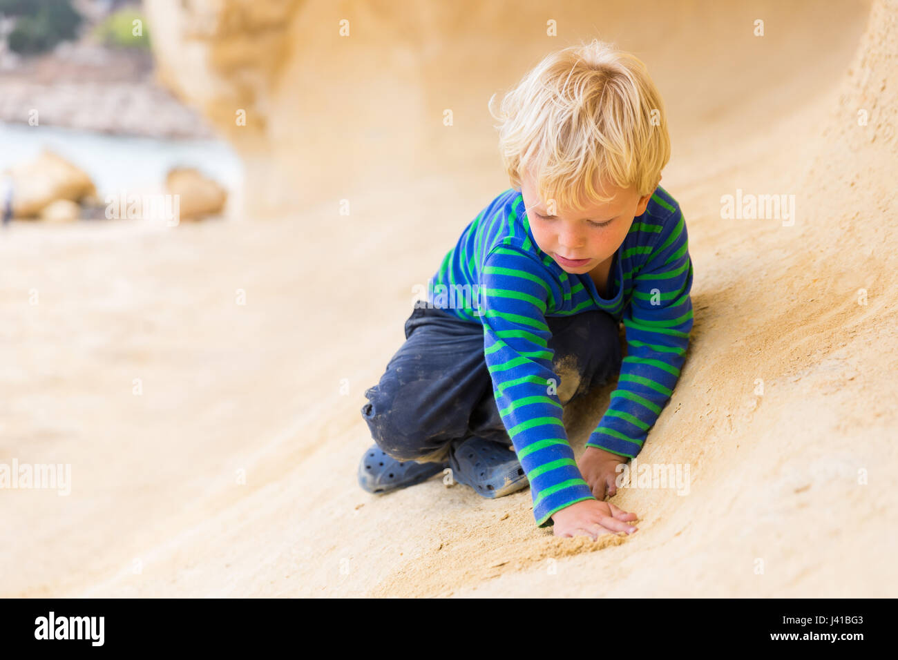 4 ans Garçon jouant avec le sable sur la plage de Portals Vells, M., près de Magaluf, Majorque, Îles Baléares, Espagne, Europe Banque D'Images