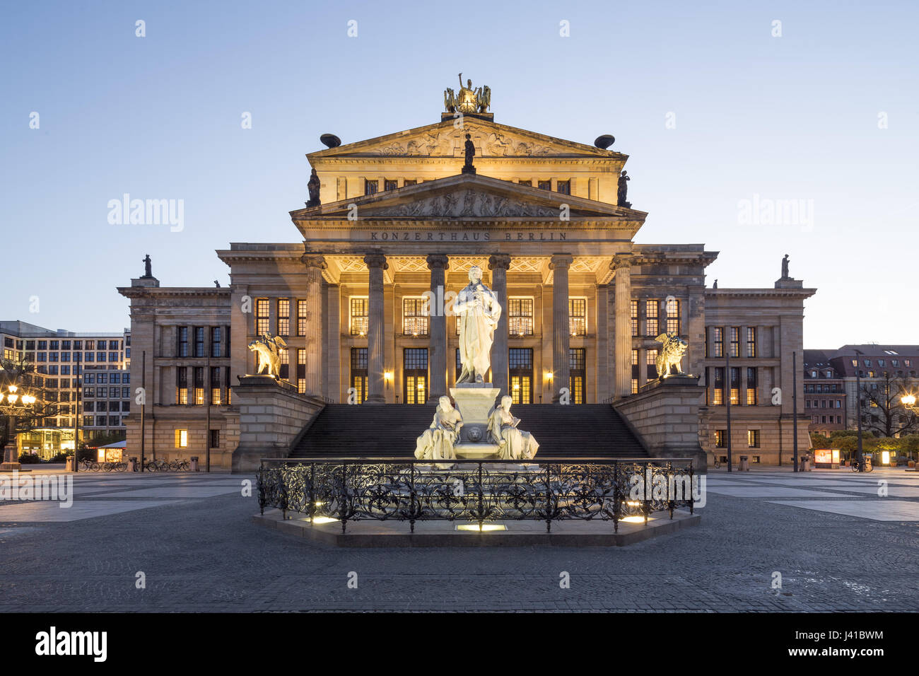 Statue de Schiller, avec salle de concert, le Gendarmenmarkt, Berlin, Allemagne Banque D'Images