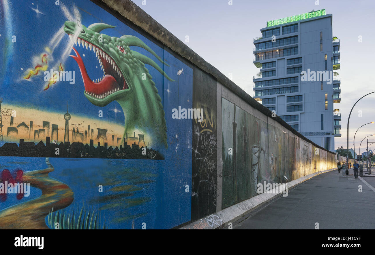 Mur de Berlin, East Side Gallery, niveaux d'habitation, gratte-ciel, Media Spree, Berlin, Allemagne Banque D'Images