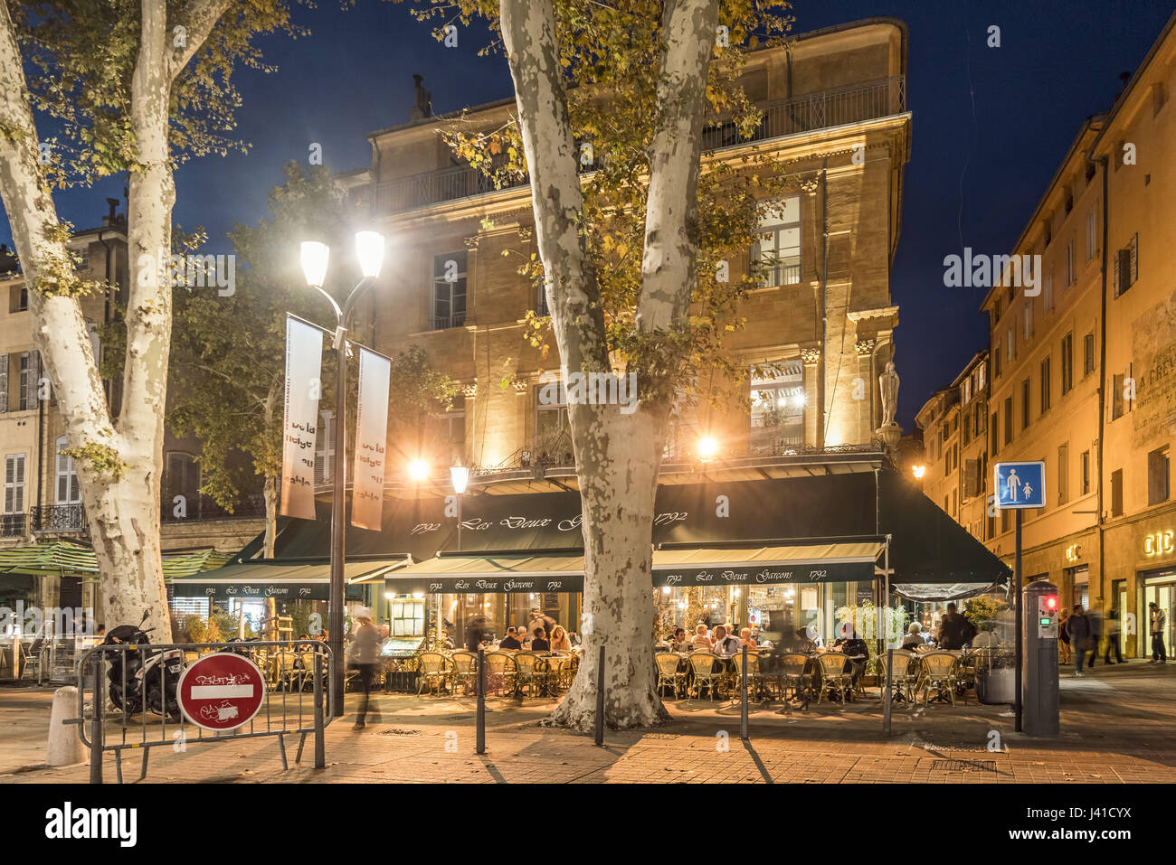 Les deux garçons, Street Cafe, Cours Mirabeau, rue le soir, Aix en Provence, Cote d'Azur, France Banque D'Images