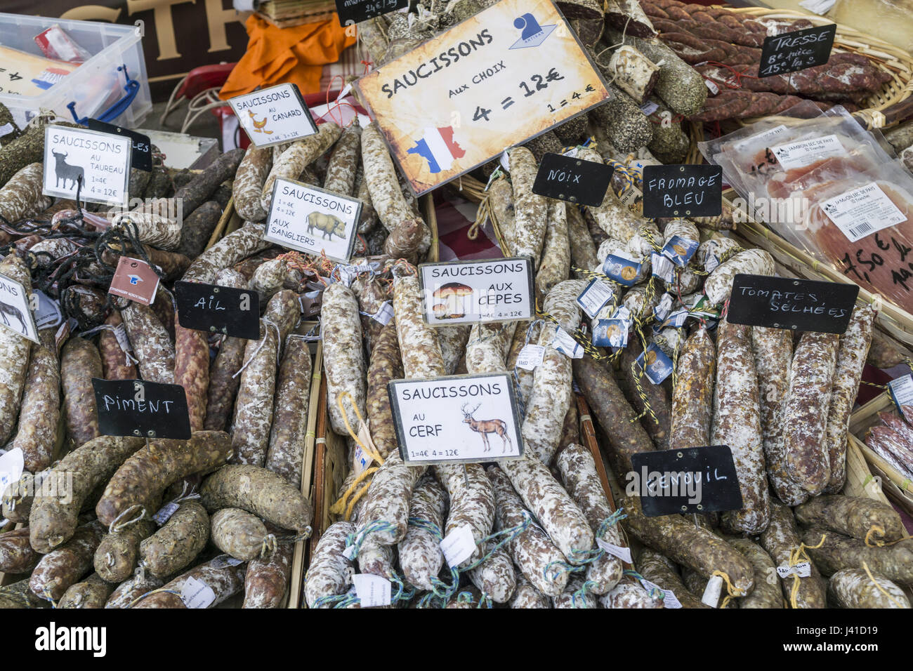 Suassages et le salami sur l'échoppe de marché à Lourmarin, Provence-Alpes-Côte d'Azur, France Banque D'Images