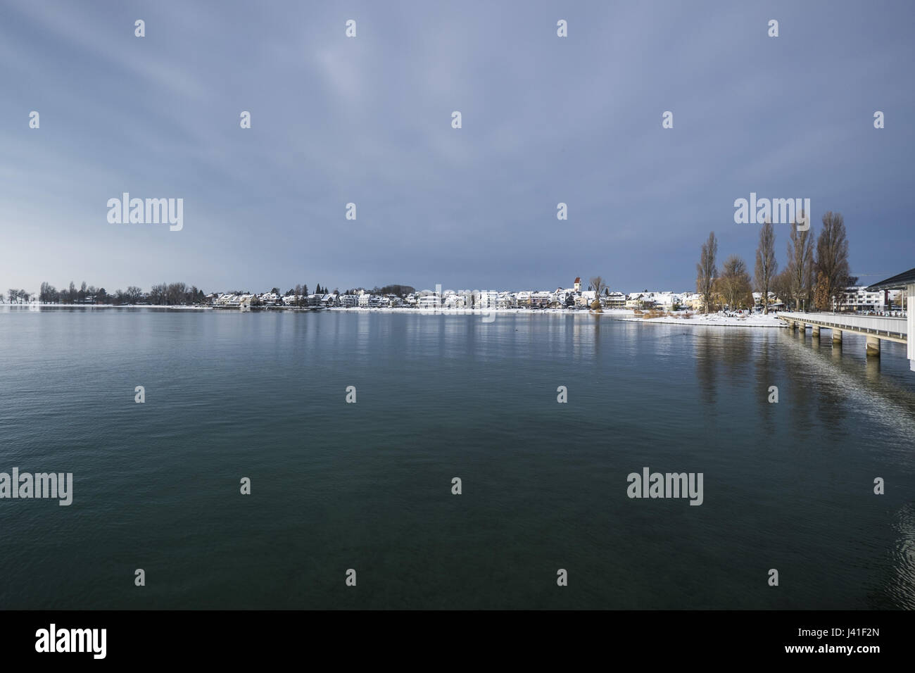 Vue d'hiver sur le lac Bodensee à Immenstaad, lac de Constance, Bade-Wurtemberg, Allemagne du Sud, Allemagne Banque D'Images