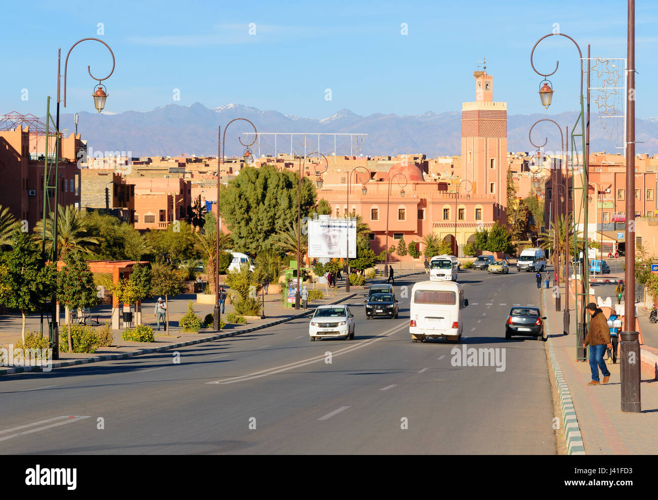 Ouarzazate, Maroc - Jan 4, 2017 : Vue sur rue et mosquée. Ouarzazate est la réalisation de films, où l'emplacement le plus grand Maroc studios Banque D'Images