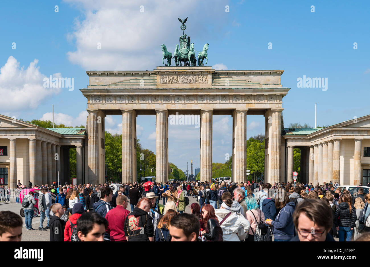 De nombreux touristes à la porte de Brandebourg à Berlin Allemagne Banque D'Images