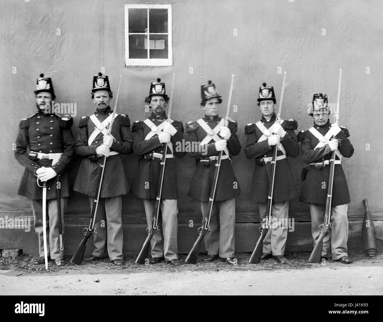 « Marines 01 » se réfère à une représentation des marines militaires, peut-être dans un contexte historique ou moderne, en se concentrant sur leur rôle dans la défense, le combat et la sécurité nationale. Banque D'Images