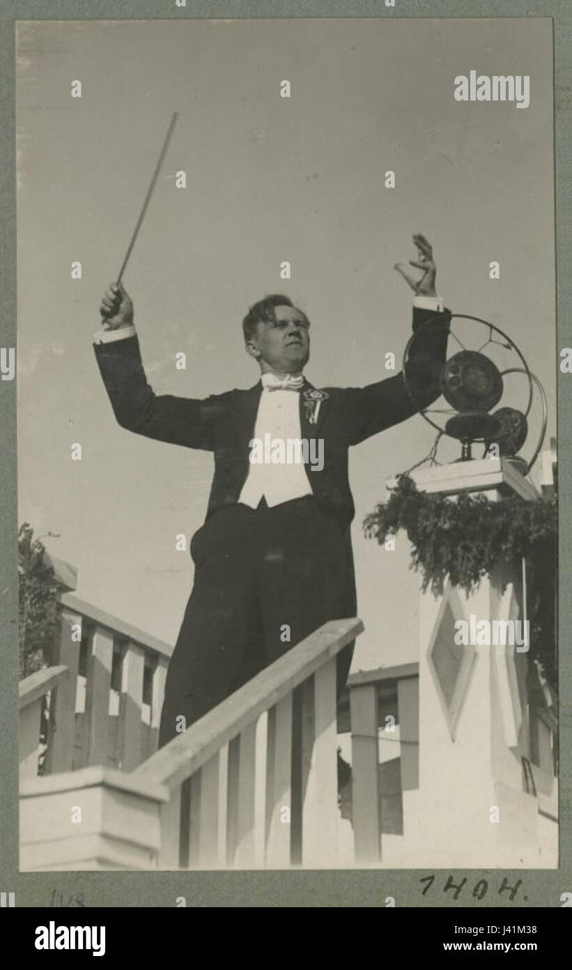 *Laulupidu* fait référence à une œuvre de Juhan Aavik de 1928, une pièce notable de la musique chorale estonienne. Aavik, compositeur influent, était connu pour ses contributions à la scène musicale estonienne. Cette composition particulière traite probablement de thèmes nationalistes ou folkloriques. Banque D'Images