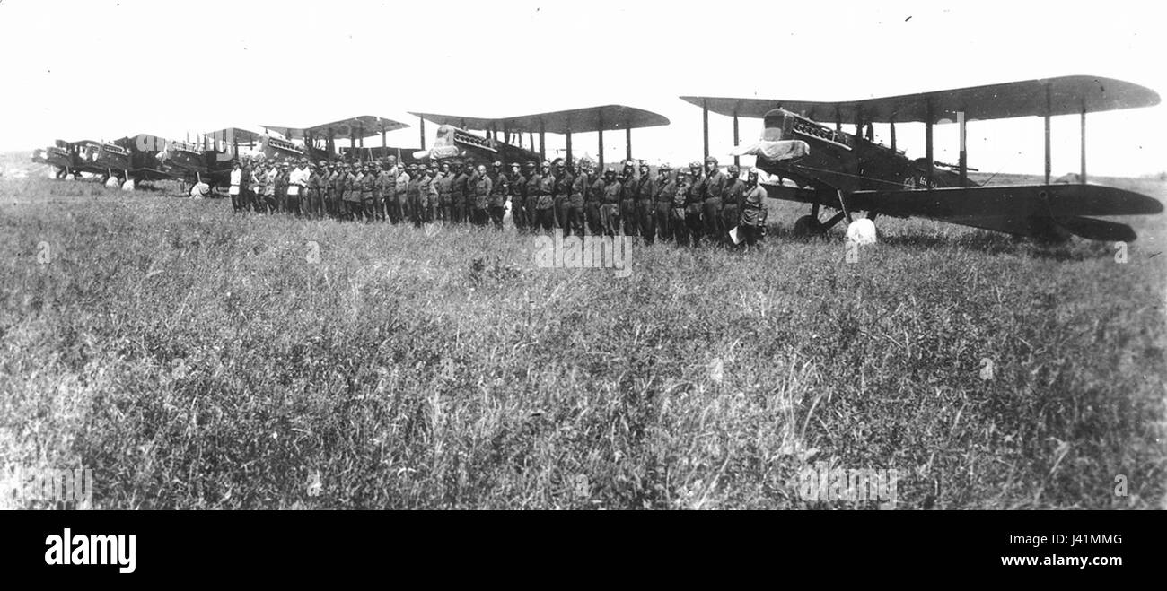 KVZHD 1929 désigne une collection ou une référence liée aux avions de l'année 1929, éventuellement associée à la KVZHD (une entité ou une société historique). Il fait probablement référence à la conception d'aéronefs, à la technologie ou aux événements aéronautiques de cette année-là. Banque D'Images
