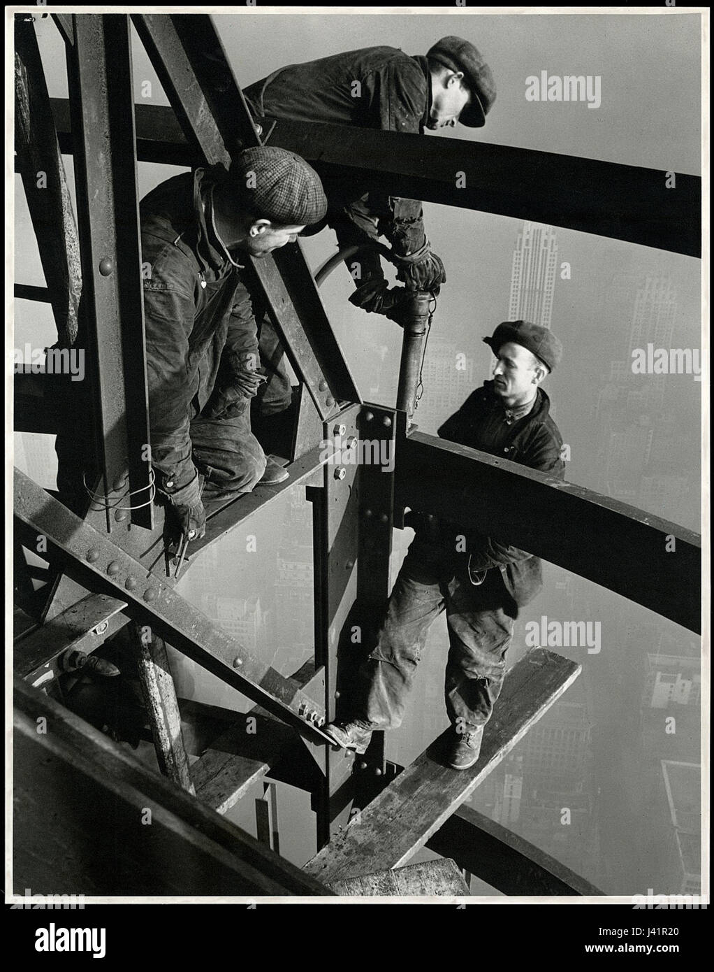 La photographie de Lewis Hine intitulée 'Tri nytovaci' met en évidence le travail important des ouvriers, capturant la condition humaine à l'ère industrielle. Hine est connu pour son puissant travail documentaire social axé sur les conditions de travail. Banque D'Images