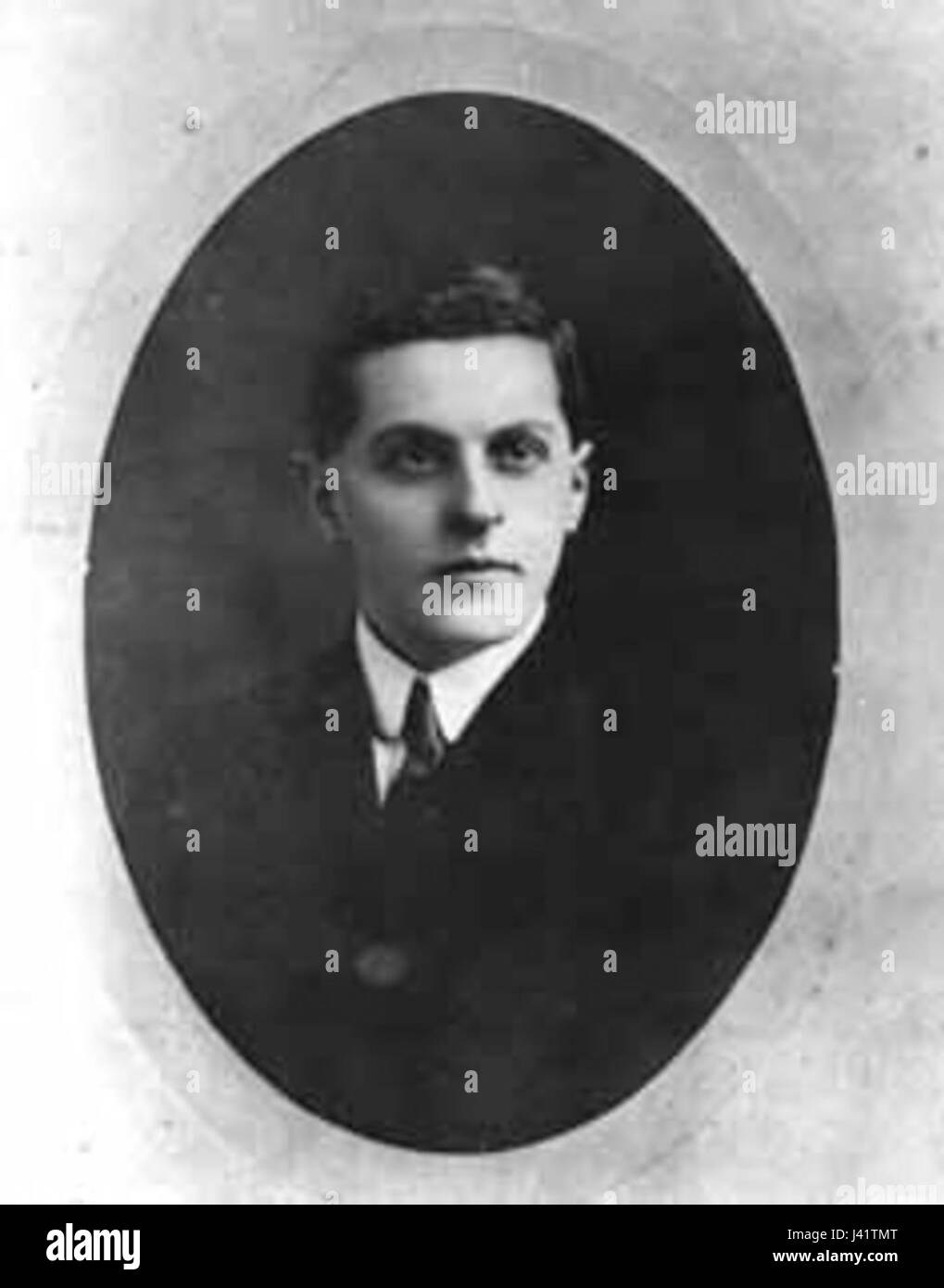 Ludwig Wittgenstein, philosophe autrichien influent, a apporté des contributions significatives à la logique, à la philosophie du langage et à la philosophie de l'esprit. Ses premiers travaux, notamment ses écrits de 1910, ont contribué à façonner la pensée philosophique moderne. Banque D'Images