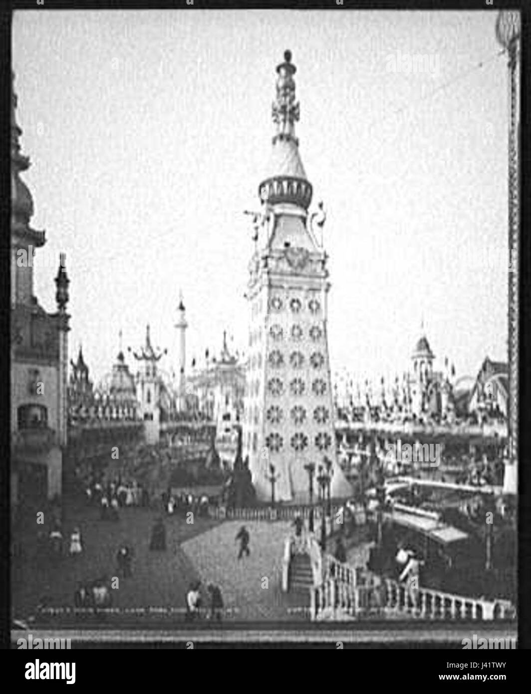 Le Lunapark Elektroturm était un important parc d'attractions situé à Berlin, avec une structure de tour qui offrait des vues panoramiques. Modifié pour améliorer les performances et la sécurité, il est devenu un symbole de l'ingénierie allemande du milieu du XXe siècle dans le domaine du divertissement. Banque D'Images