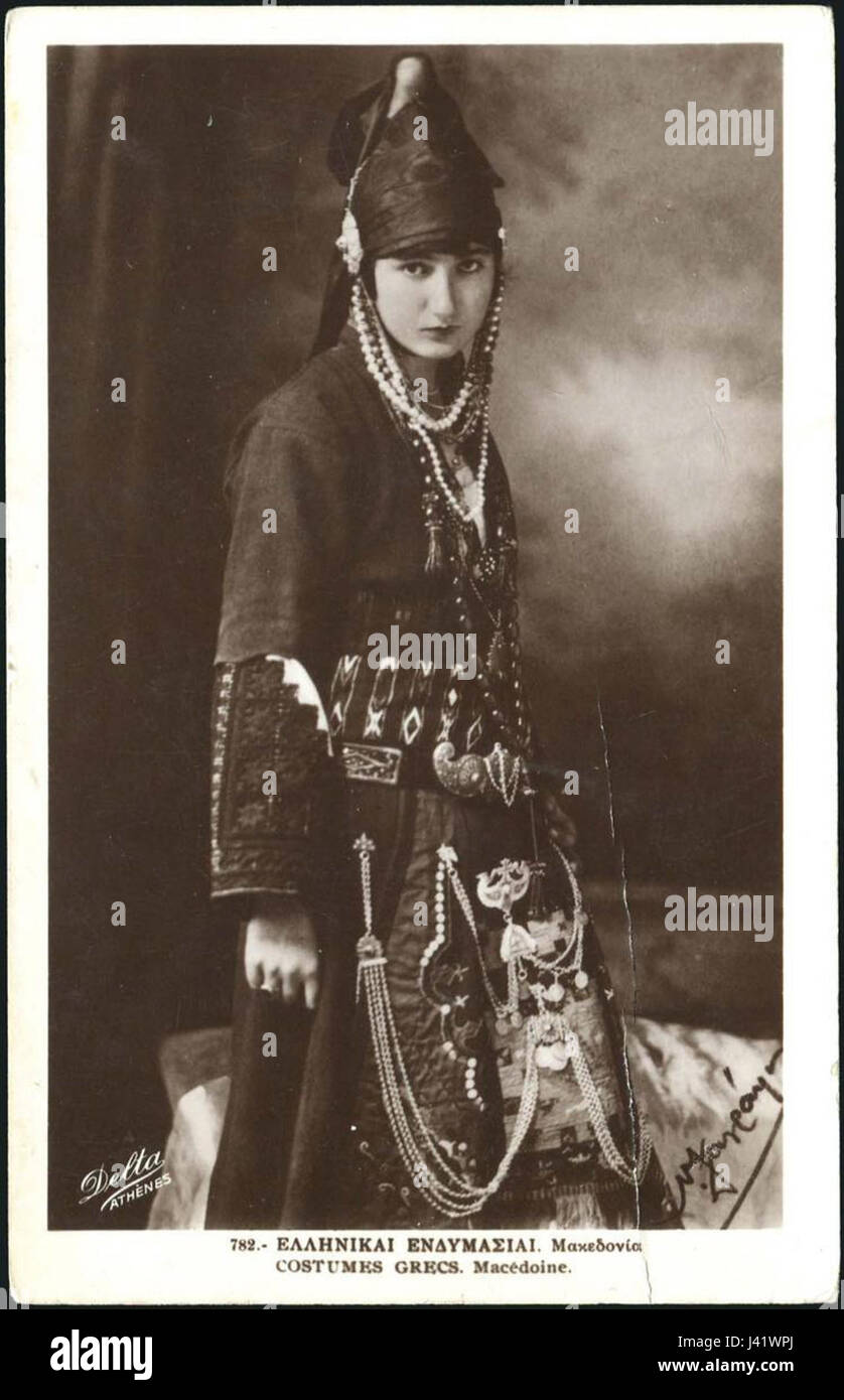 Le costume grec macédonien fait référence à la tenue traditionnelle portée par les gens dans la région macédonienne de la Grèce. Il se caractérise par des broderies complexes, des tissus aux couleurs vives et des styles régionaux distinctifs qui reflètent le patrimoine culturel de la région. Banque D'Images