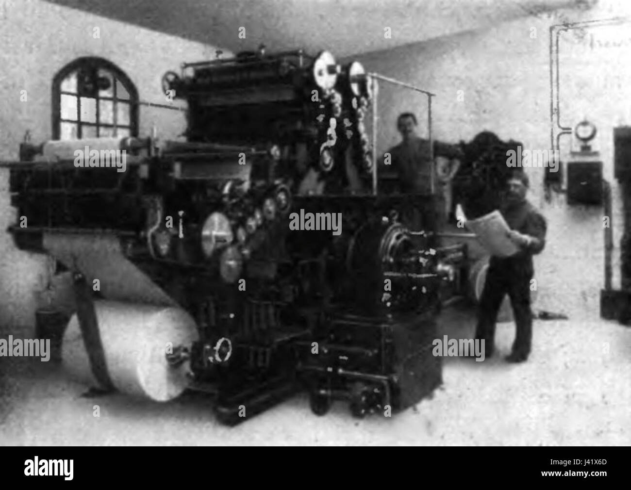 La 'Maszyna rotacyjna drukarska' fait référence à une presse rotative produite à Bydgoszcz avant 1907. Cette première technologie d'impression a eu un impact significatif sur l'efficacité de l'impression de masse, contribuant au développement de l'industrie de l'impression en Pologne et au-delà. Banque D'Images