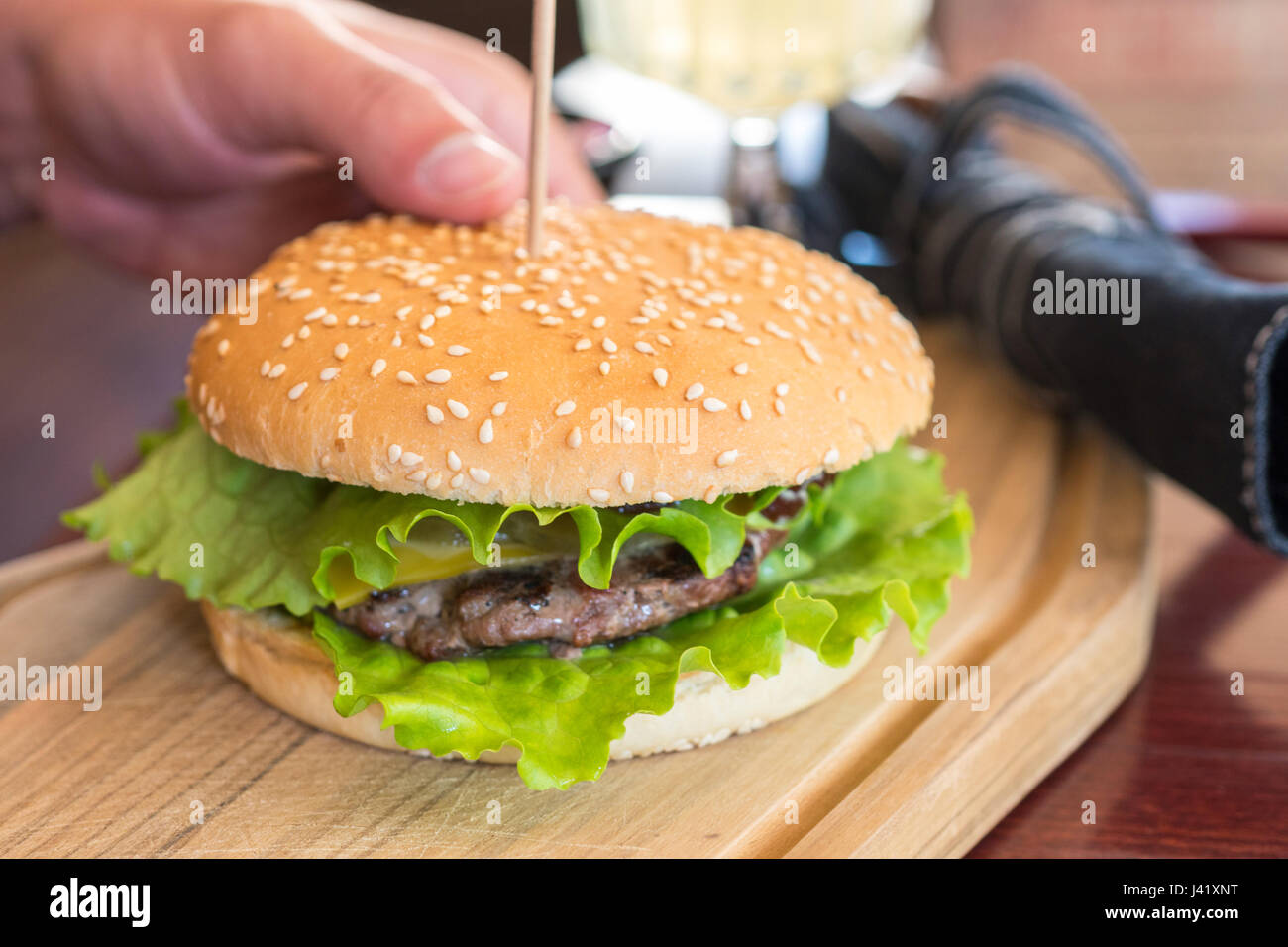 Frais délicieux Hamburger Cheeseburger avec burger de boeuf grillé, du fromage sur une table in restaurant Banque D'Images