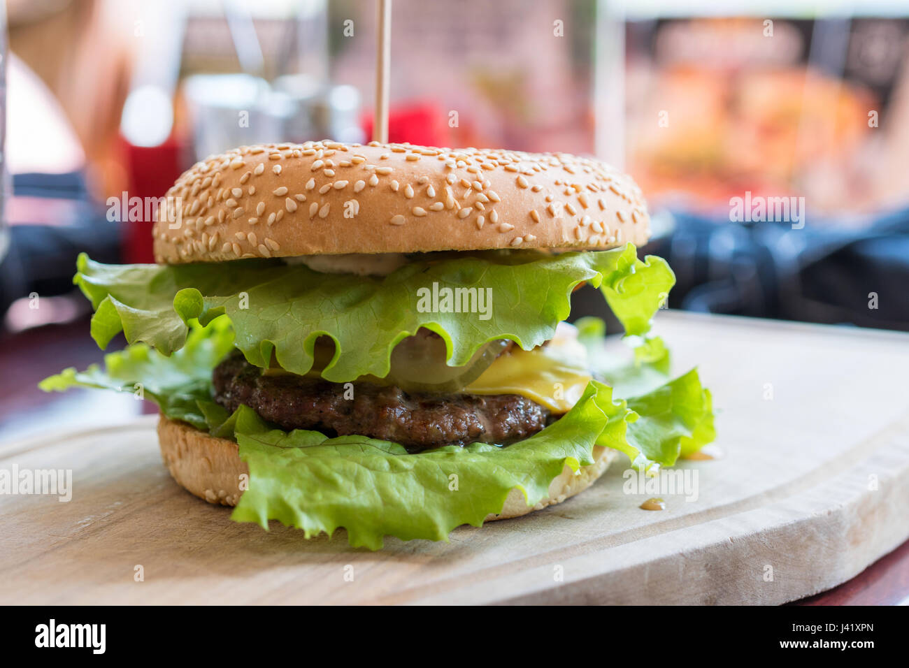 Frais délicieux Hamburger Cheeseburger avec burger de boeuf grillé, du fromage sur une table in restaurant Banque D'Images
