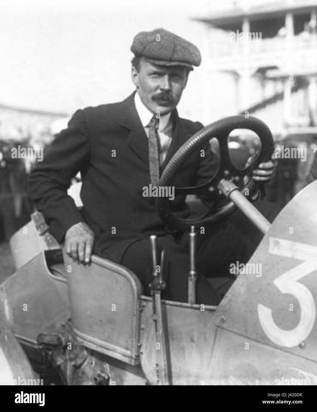 Maurice Farman a été un pionnier de l'aviation, et ce titre se réfère probablement à ses réalisations ou à un avion spécifique de l'année 1908, capturant un moment important dans l'histoire de l'aviation. Banque D'Images