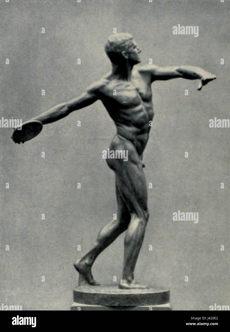 Max Baumbach était un artiste allemand connu pour sa représentation de figures classiques. Cette pièce, intitulée 'Discobole', fait référence à une sculpture grecque antique bien connue d'un lanceur de disques, représentant l'athlétisme et la forme humaine. Banque D'Images