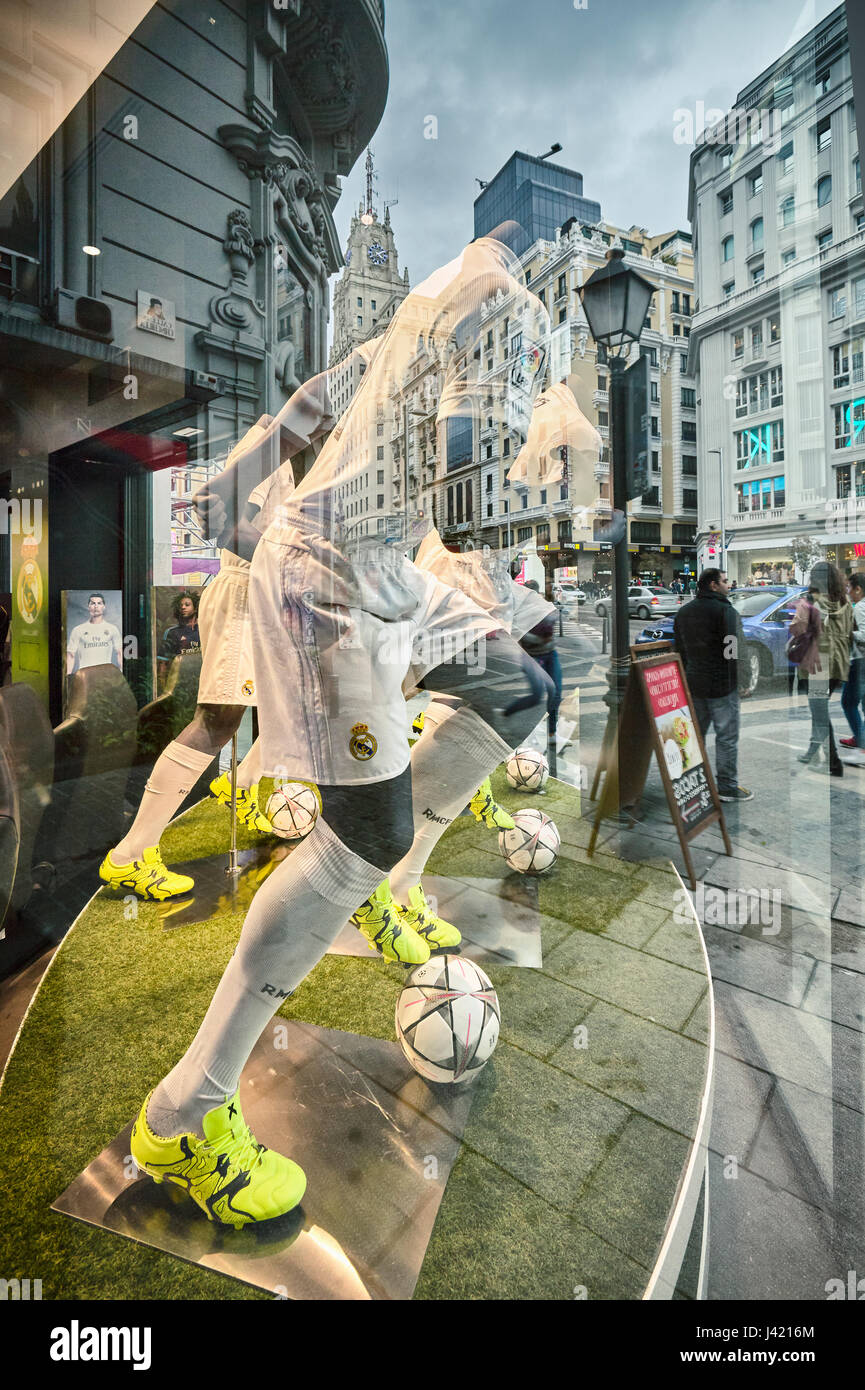 Les Mannequins et réflexions à Boutique officielle Real Madrid boutique fenêtre au Gran V'une rue. Madrid. Espagne Banque D'Images