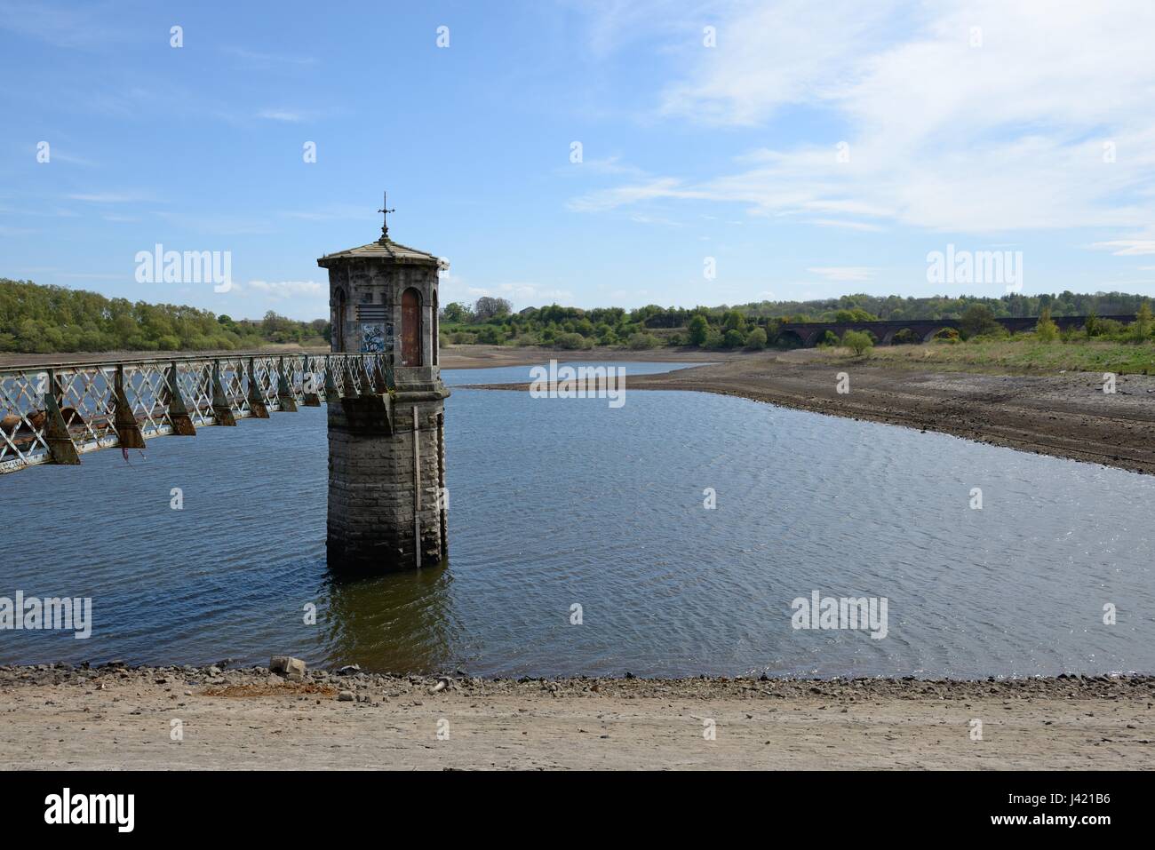 L'eau basse dans le 'Dams de Darnley' réservoirs qui approvisionnent en eau potable à Glasgow, Écosse, Royaume-Uni Banque D'Images