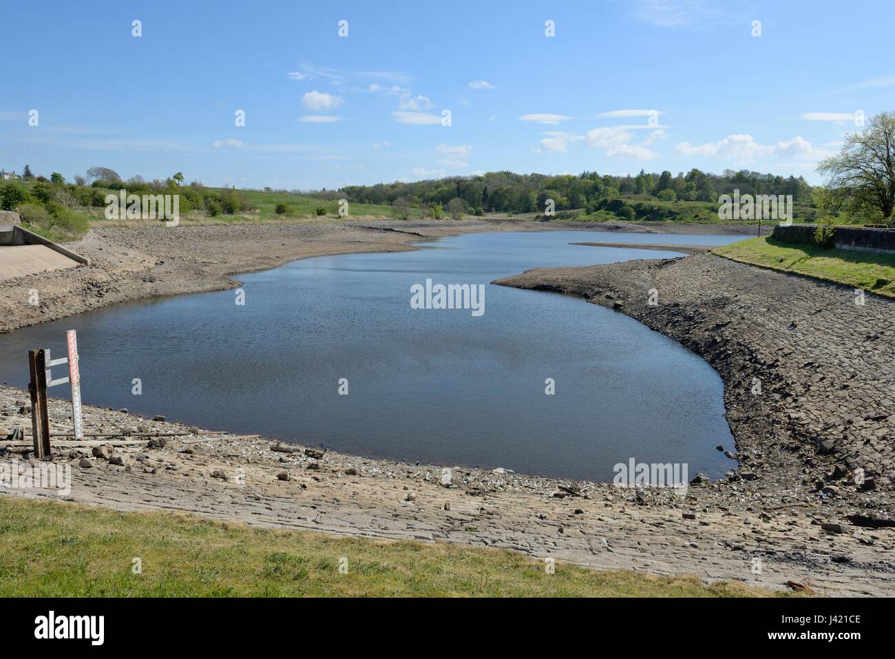 Conditions de sécheresse dans le réservoir Ryat Linn des « barrages vers Darnley » qui approvisionne Glasgow, Écosse, Royaume-Uni en eau potable Banque D'Images
